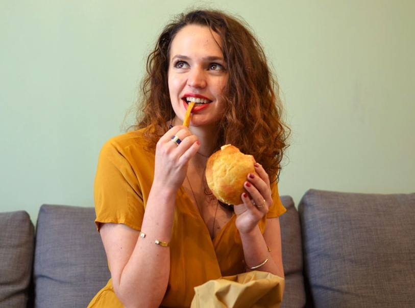 L’image contient peut-être : 1 personne, sourit, mange, assis et nourriture